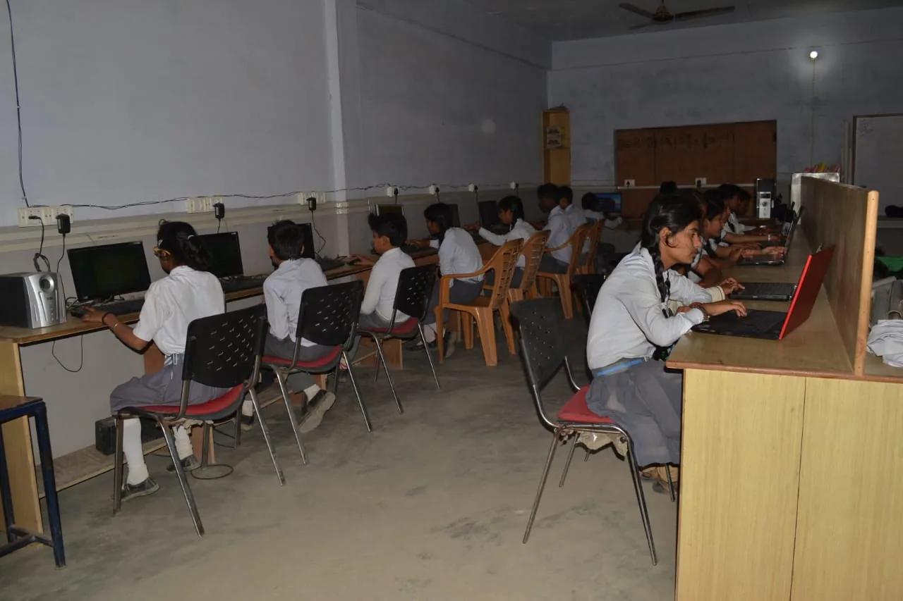 Students working in the computer lab